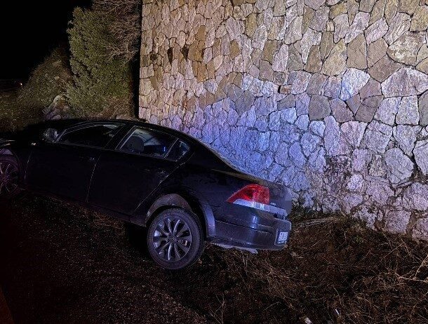 Isprata’nın Eğirdir ilçesinde kontrolden çıkarak yol kenarına savrulan otomobildeki 3