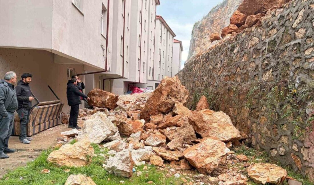 Isparta’nın Eğirdir ilçesinde tepelik alandan bir binanın yakınına kayalar yuvarlandı.