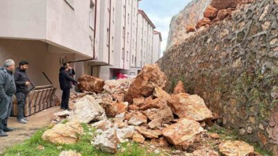 Isparta’nın Eğirdir ilçesinde tepelik alandan bir binanın yakınına kayalar yuvarlandı.