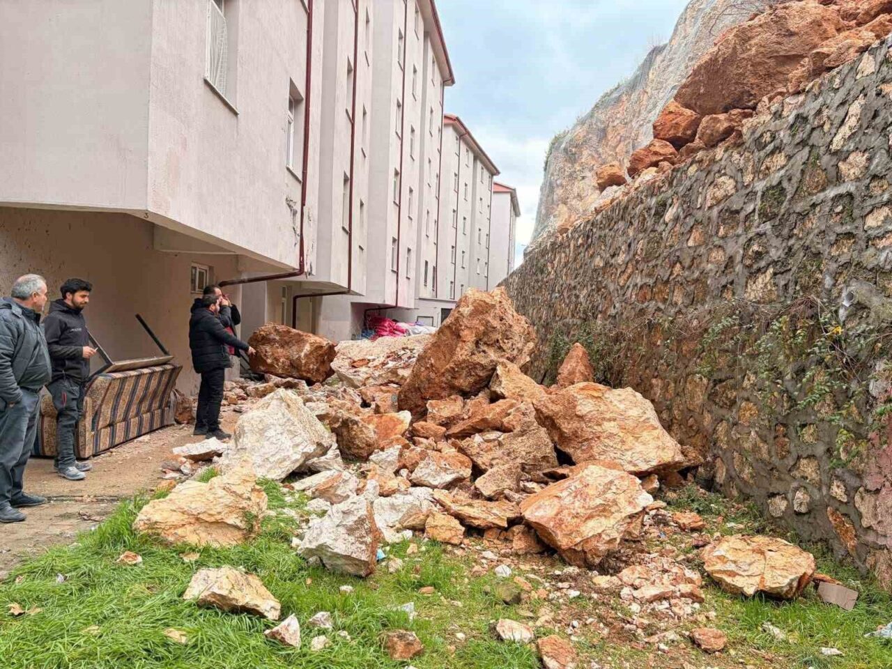 Isparta’nın Eğirdir ilçesinde tepelik alandan bir binanın yakınına kayalar yuvarlandı.