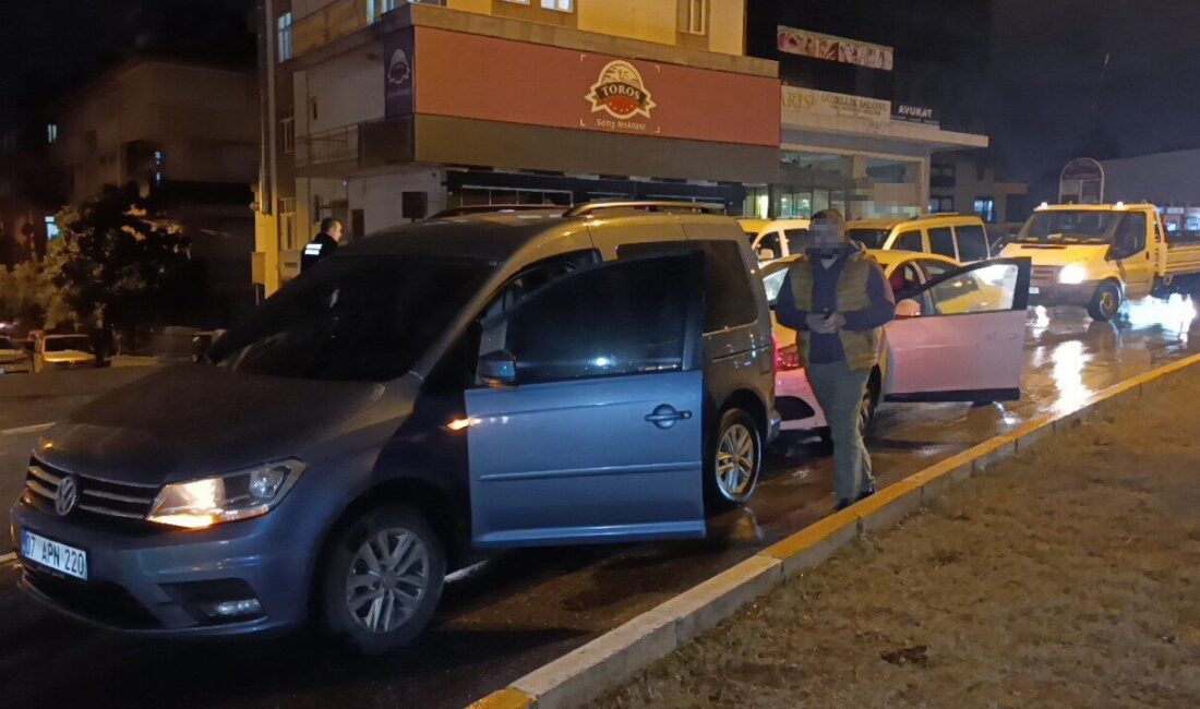 Antalya’nın Manavgat ilçesinde bir kavşakta kırmızı ışıkta bekleyen hafif ticari