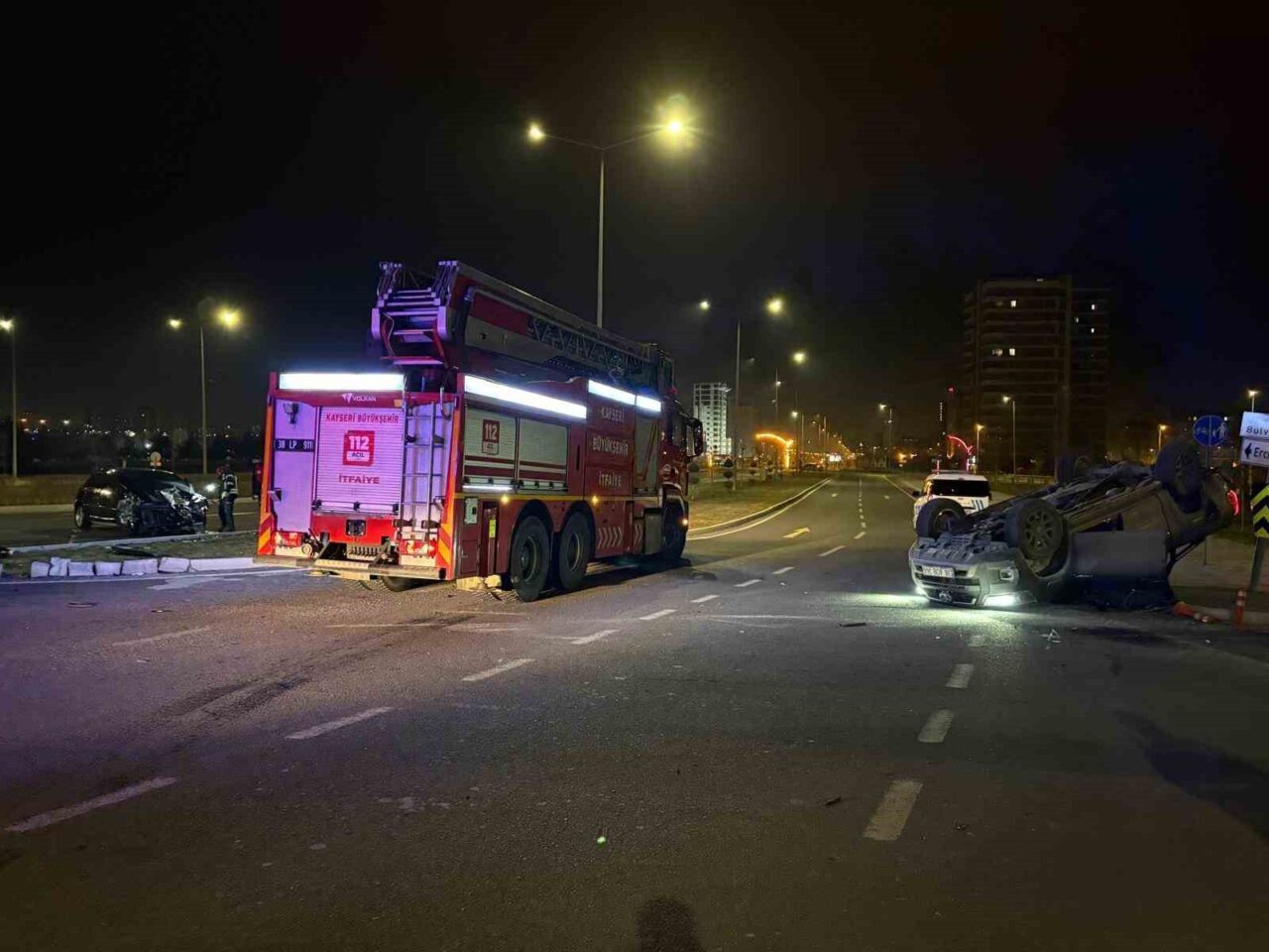 Kayseri’nin Melikgazi ilçesinde otomobil ile kamyonetin çarpıştığı kazada, kamyonet takla