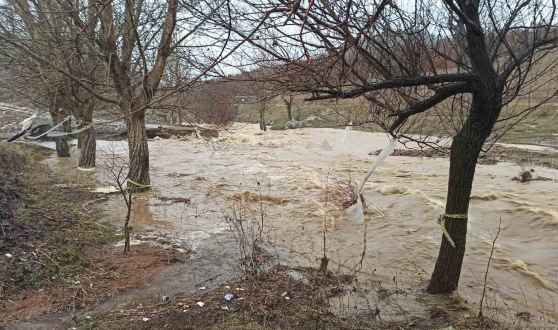 Kahramanmaraş’ta sağanak nedeniyle su altında kalarak bozulan yolda Ekinözü Belediyesi