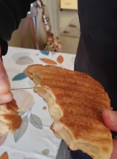 Bursa’nın Nilüfer ilçesinde bir vatandaş, fırından aldığı ekmeği sahurda tost