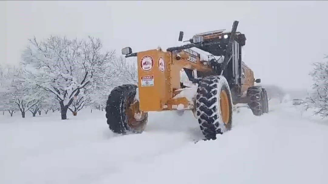 Elazığ’da etkili olan kar yağışıyla birlikte kapalı bulunan 90 köy