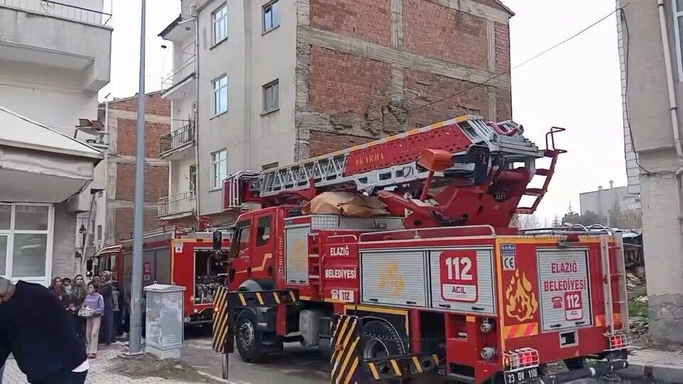 Elazığ’da bir evde çıkan yangın, itfaiye ekipleri tarafından kontrol altına