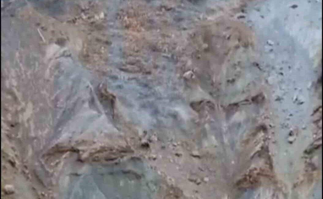 Elazığ’ın Palu ilçesinde mezra yolunda meydana gelen heyelan anı kameralara