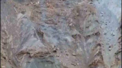 Elazığ’ın Palu ilçesinde mezra yolunda meydana gelen heyelan anı kameralara