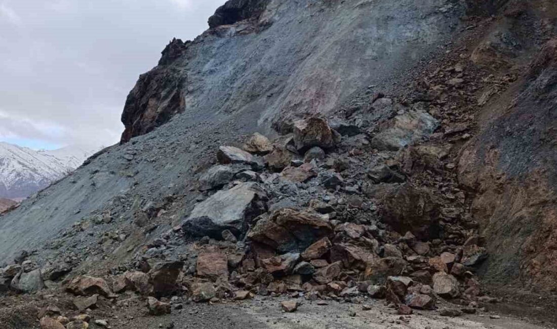 Elazığ’ın Palu ilçesinde heyelan mezra yolunu ulaşıma kapattı. Olay, Palu