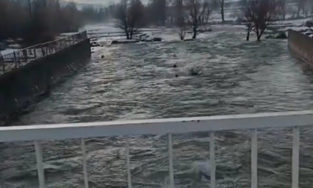 Elazığ’ın Karakoçan ilçesinde kar sularının erimesiyle dereler coştu. Elazığ’ın Karakoçan