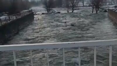 Elazığ’ın Karakoçan ilçesinde kar sularının erimesiyle dereler coştu. Elazığ’ın Karakoçan