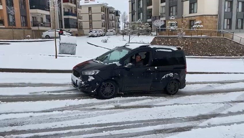 Elazığ’da sabahın ilk saatlerinde etkili olan kar yağışından dolayı, araçlar