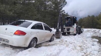 Elazığ’ın Sivrice ilçesinde etkili olan kar yağışından dolayı mahsur kalan