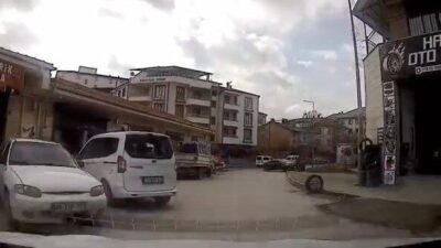 Elazığ’da bir kişi elektrik trafosuna çarpan aracın altında kalmaktan saniyelerle