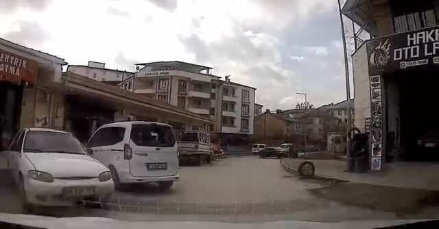 Elazığ’da bir kişi elektrik trafosuna çarpan aracın altında kalmaktan saniyelerle