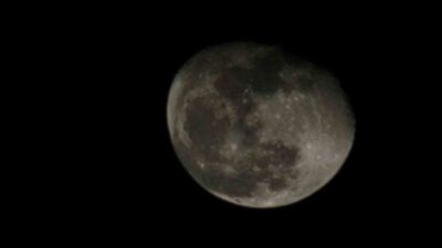 Elazığ semalarında gece saatlerinde gökyüzünü aydınlatan “Şişkin Ay” görsel bir