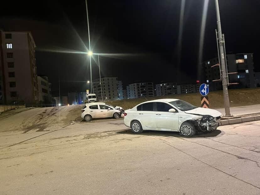 Elazığ’da iki otomobilin çarpışması sonucu meydana gelen trafik kazasında 1