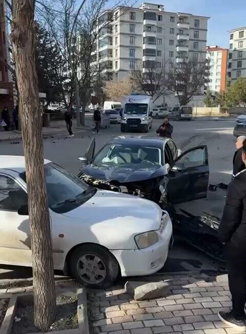 Elazığ’da 3 aracın karıştığı zincirleme trafik kazasında 1 kişi yaralandı.
