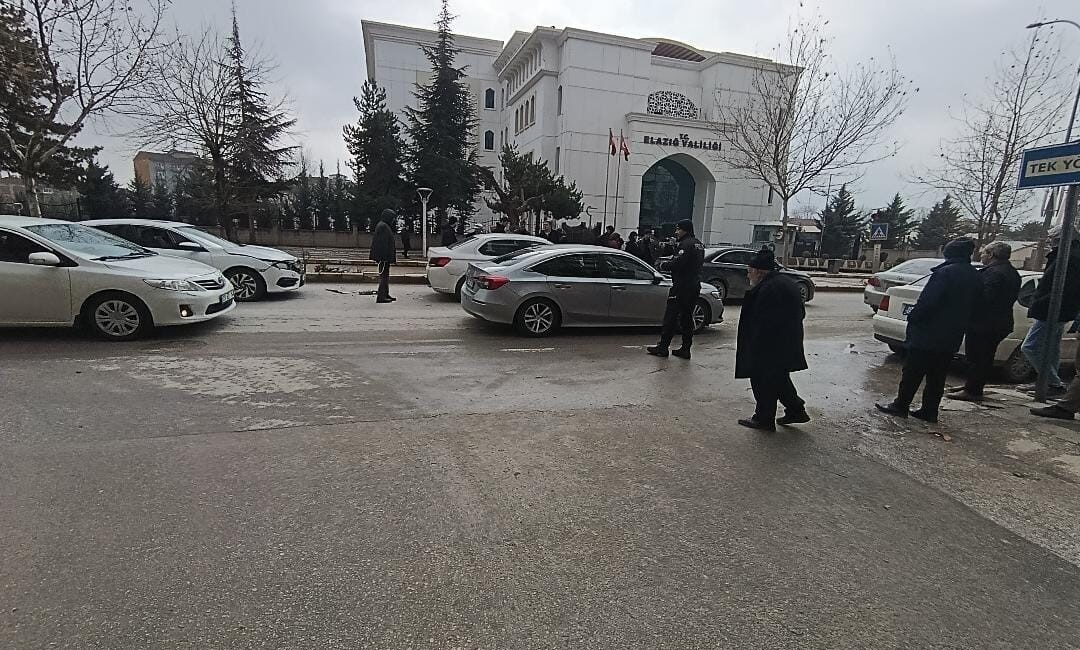Elazığ’da üç aracın karıştığı zincirleme trafik kazasında 1 kişi yaralandı.