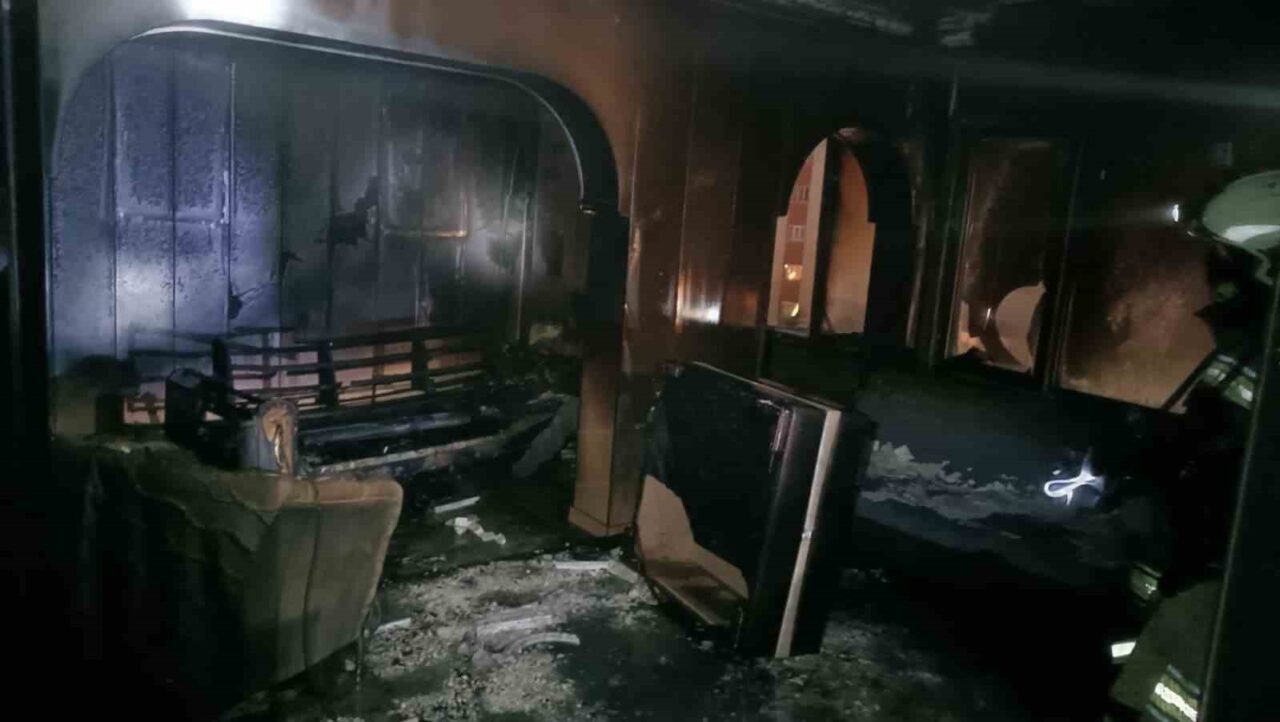 Diyarbakır’ın merkez Yenişehir ilçesinde elektrik sobası kayaklı çıkan yangında ev