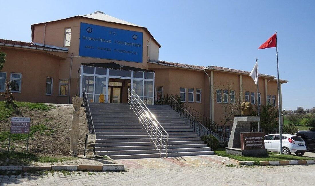 Kütahya Dumlupınar Üniversitesi (DPÜ) bünyesinde faaliyet gösteren Emet Meslek Yüksekokulu