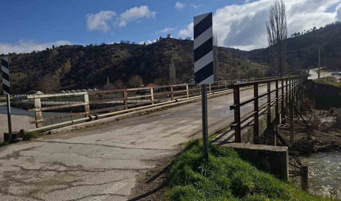 Kütahya’nın Emet ilçesinde 6 köyü birbirine bağlayan eski köprünün tehlike