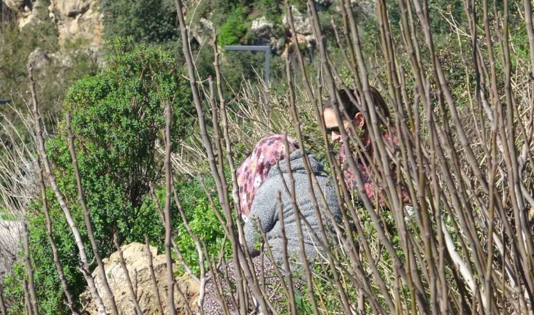 Antalya’da 35 metre yüksekliğindeki falezlere çıkan kadın, yaklaşık 2 saatlik