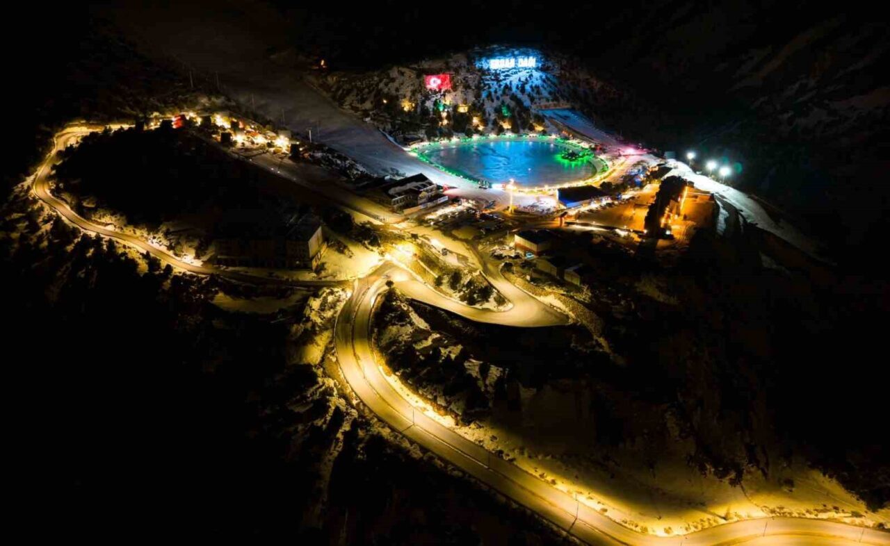 Erzincan’da bulunan Ergan Dağı Kayak Merkezi, ramazan ayı dolayısıyla özel