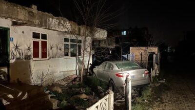 Tekirdağ’ın Ergene ilçesinde gece yarısı kontrolden çıkan otomobil evin bahçesine
