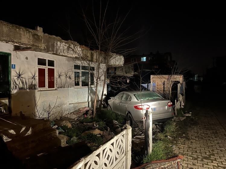 Tekirdağ’ın Ergene ilçesinde gece yarısı kontrolden çıkan otomobil evin bahçesine