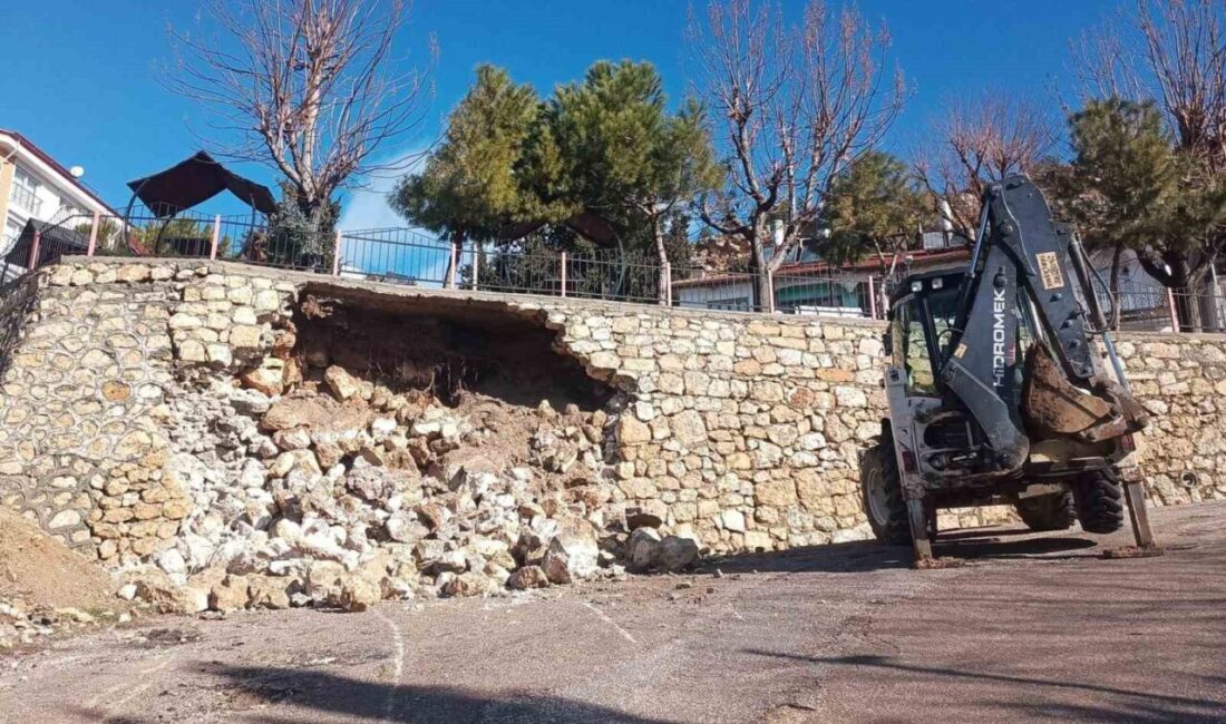 Karaman’ın Ermenek ilçesinde sağanak yağışın ardından seyir terasının istinat duvarı