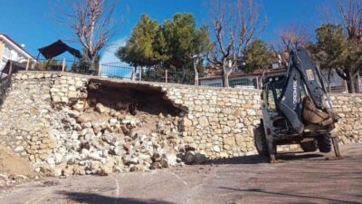 Karaman’ın Ermenek ilçesinde sağanak yağışın ardından seyir terasının istinat duvarı