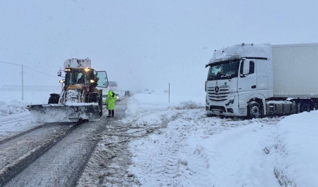 Erzincan’da etkili olan kar yağışı ve tipi ulaşımı aksattı. Erzincan-Sivas