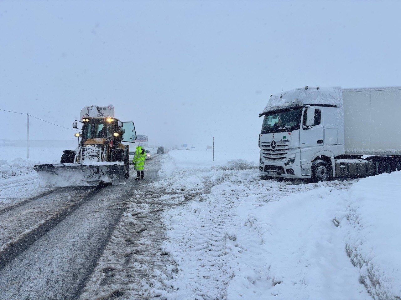 Erzincan’da etkili olan kar yağışı ve tipi ulaşımı aksattı. Erzincan-Sivas