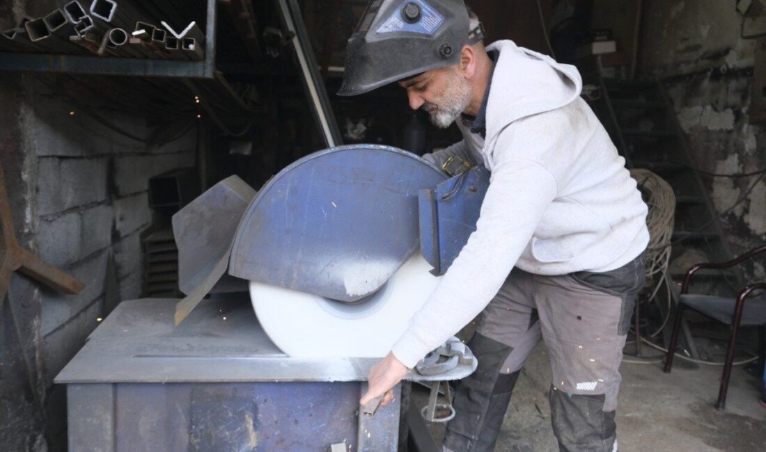 Erzincanlı demir ustası Erhan Elçi, çobanlıktan başlayıp çelik ev ve