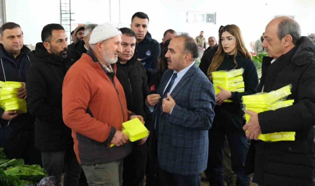 Erzincan Belediyesi Zabıta Müdürlüğü ekipleri tarafından pazar yerlerinde fiyat şeffaflığını