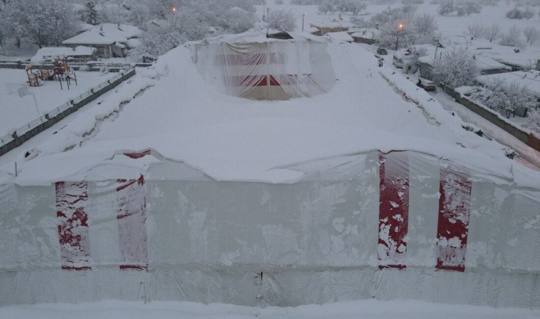 Erzincan’da kar birikintisi nedeniyle halı sahanın brandası çöktü, kimse zarar