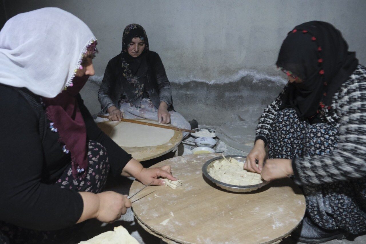 Erzincan’da ramazan öncesi ev hanımları kete, börek, baklava, sırın ve