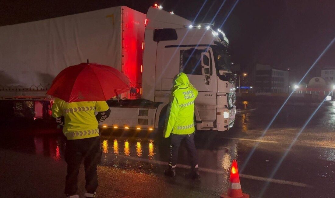 Erzincan’da etkili olan sağanak ve kar yağışı trafiği olumsuz etkiledi.