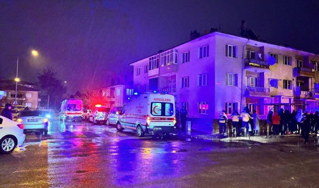 Erzincan’da bir apartman dairesinde çıkan yangında 3’ü çocuk 8 kişi