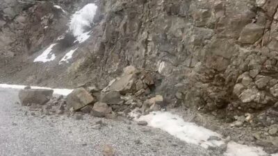 Erzincan’ın Kemah ilçesinde meydana gelen 4,9 büyüklüğündeki depremde, dev kaya