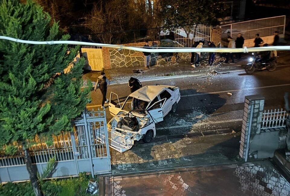 Hatay’da sürücüsünün direksiyon hakimiyetini kaybetmesiyle bahçe duvarına çarparak hurdaya dönen