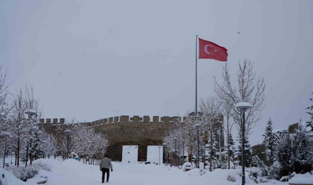 Erzurum’da gece saatlerinde başlayan kar yağışı kenti bir kez daha