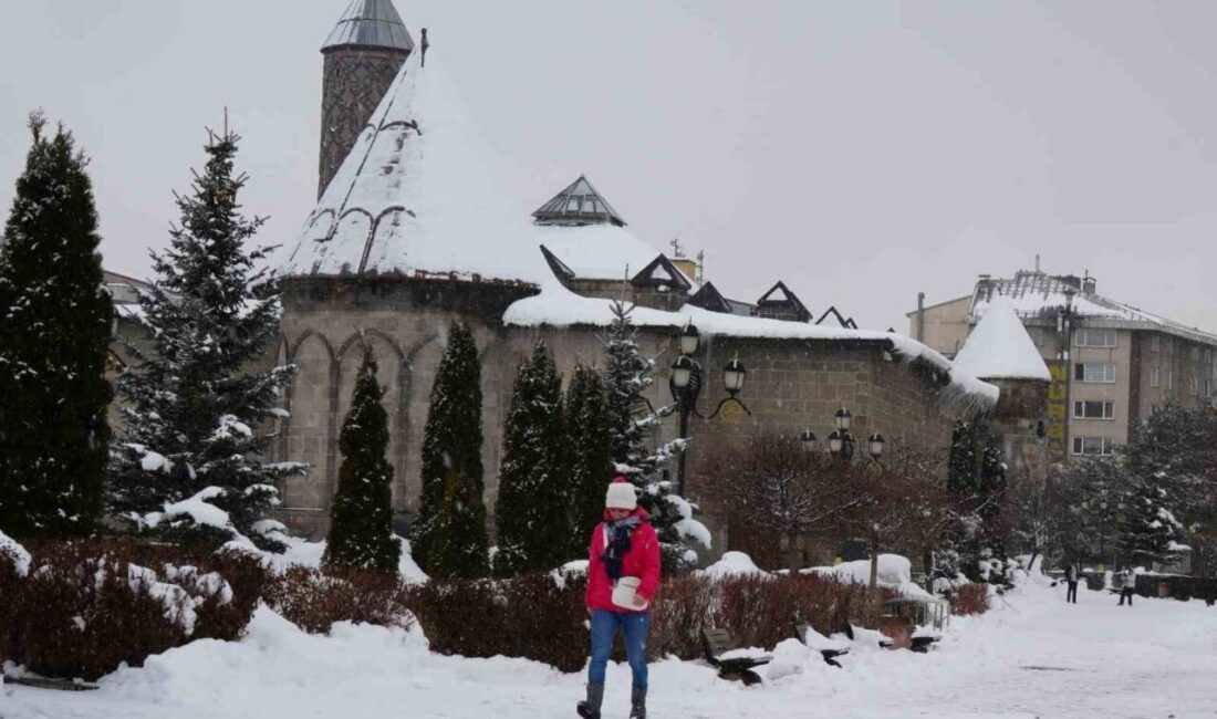 Erzurum’da aralıklı olarak devam eden kar yağışı, adeta şehri teslim