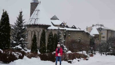 Erzurum’da aralıklı olarak devam eden kar yağışı, adeta şehri teslim
