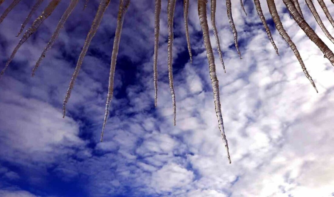 Erzurum’da çatılardan sarkan buz sarkıtlarının oluşturduğu tehlike güvenlik kameralarına yansırken,