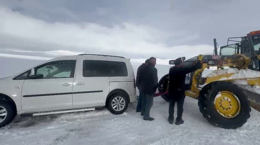 Erzurum’un Karayazı ilçesine bağlı Kırgın Dere Mahallesi’nde yoğun kar yağışı