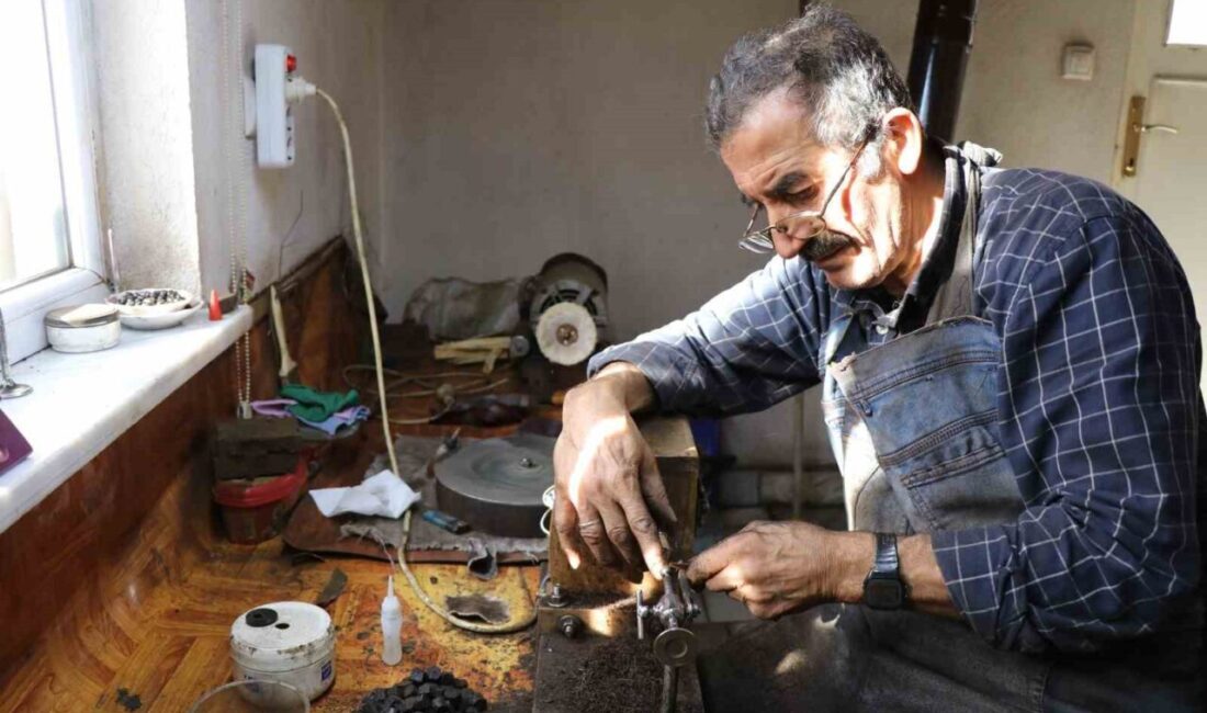 Erzurum’un Oltu ilçesinde yaşayan tespih ustası Halis Aydın, 45 yıldır