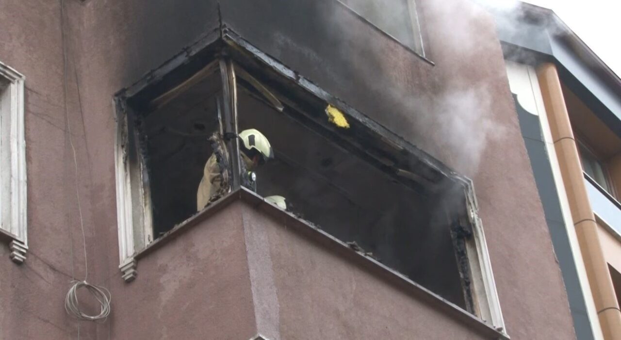 Esenler’de, 4 katlı bir binada çıkan yangın, paniğe neden oldu.