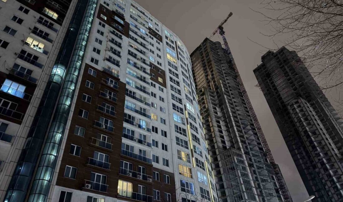 Esenyurt’ta bir sitenin koridorunda 2 kişi silahla vurulmuş halde ölü